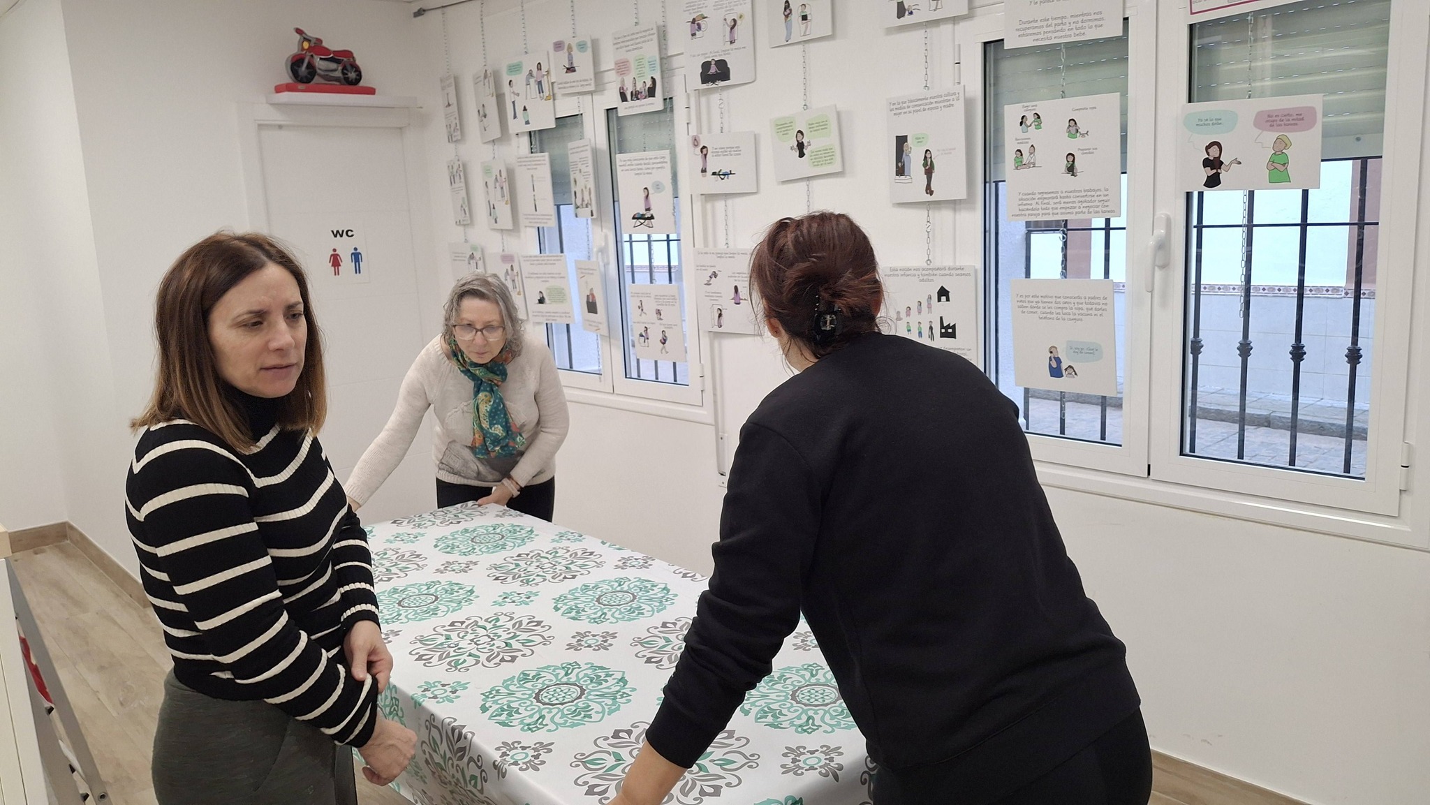 Exposición "No me lo has pedido" preparada por la Asociación de Amas de casa y creada por el Instituto de la Mujer