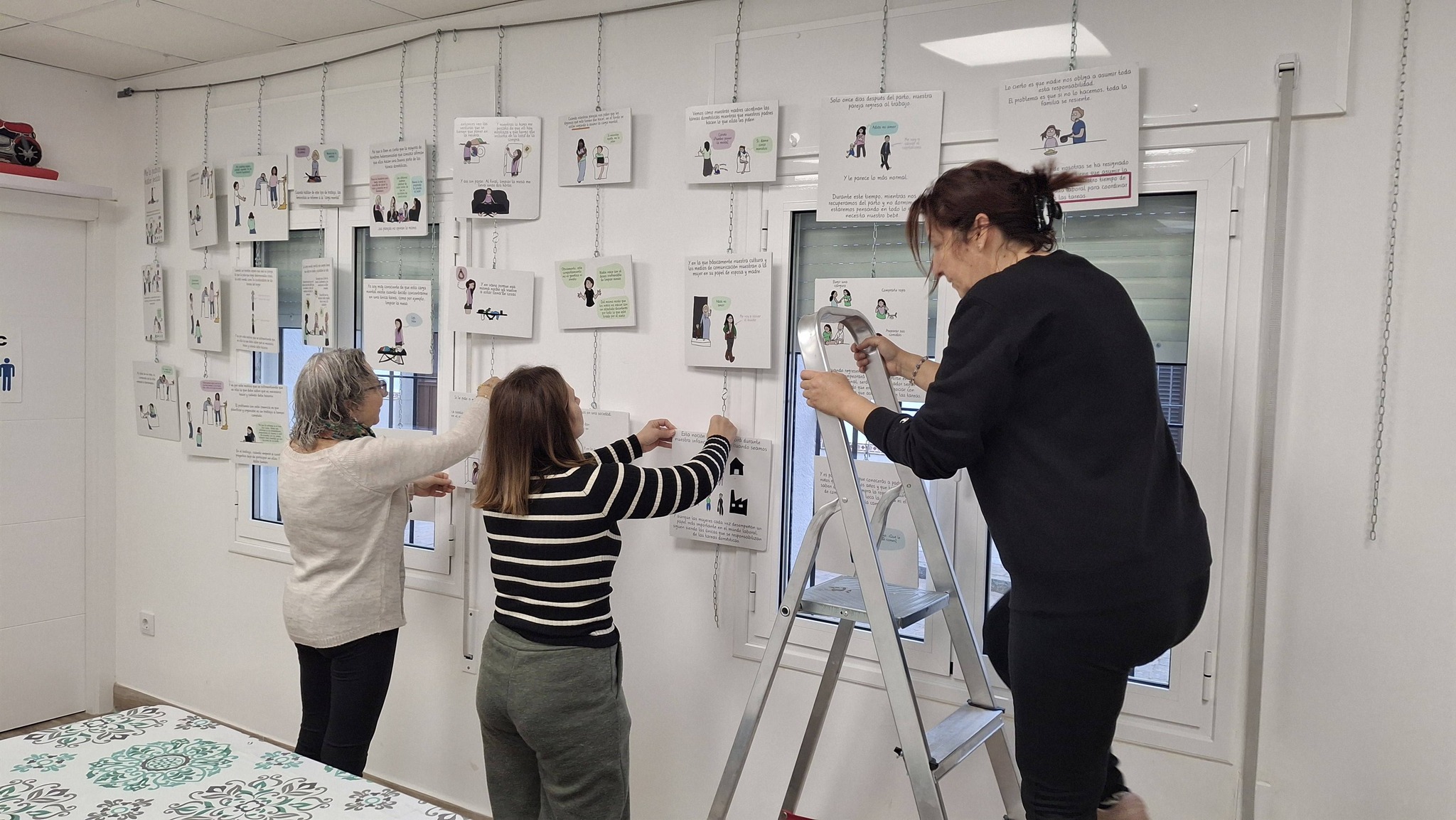 Exposición "No me lo has pedido" preparada por la Asociación de Amas de casa y creada por el Instituto de la Mujer