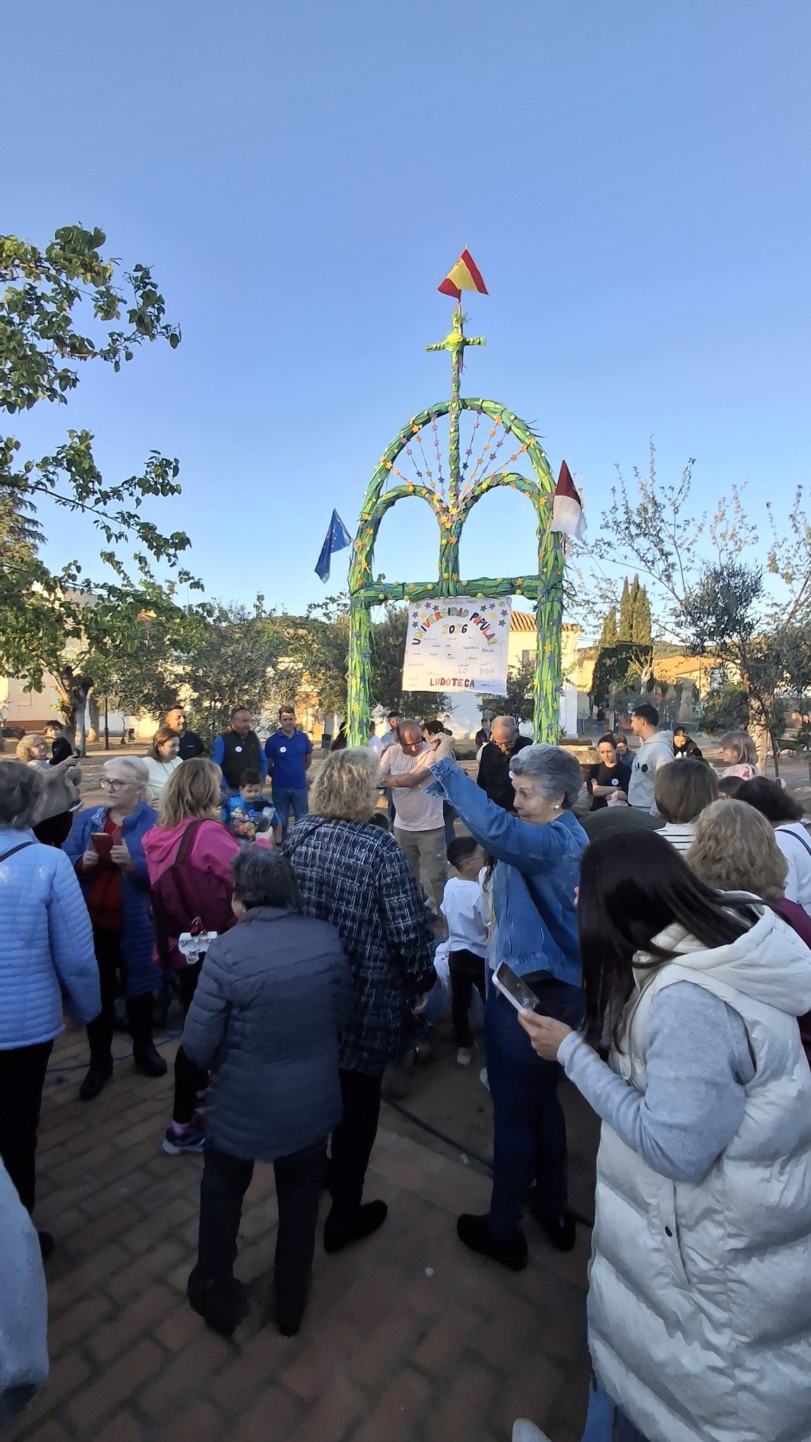 El arco de los niños impulsado por la Universidad Popular ya está puesto en el Parque Juan García de la Hinojosa