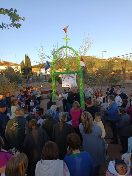 El arco de los niños impulsado por la Universidad Popular ya está puesto en el Parque Juan García de la Hinojosa