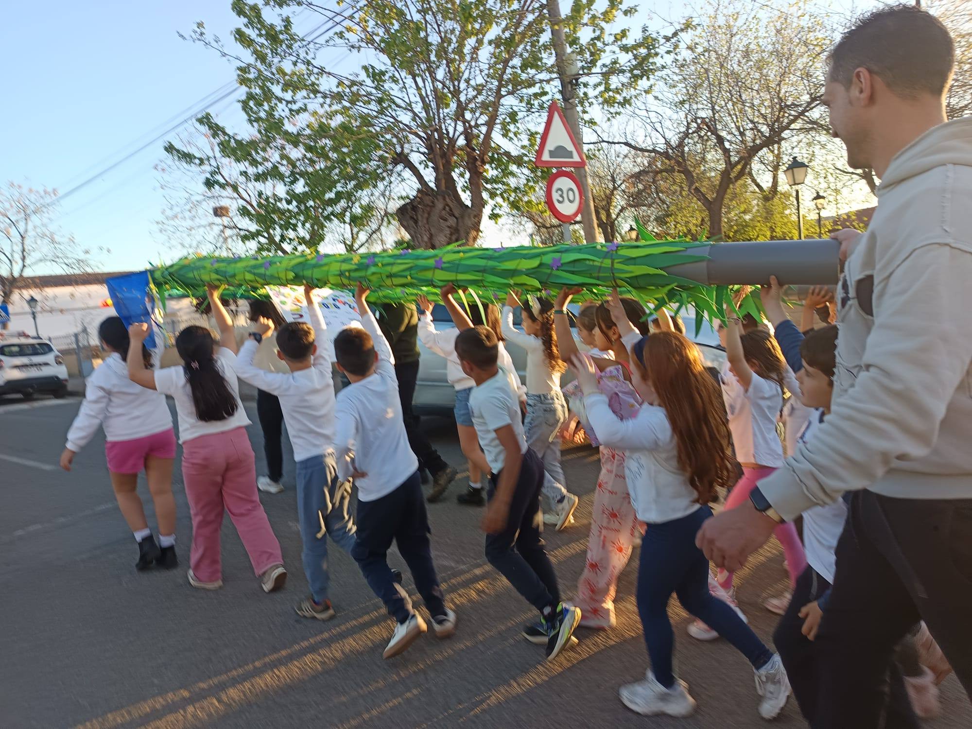 El arco de los niños impulsado por la Universidad Popular ya está puesto en el Parque Juan García de la Hinojosa