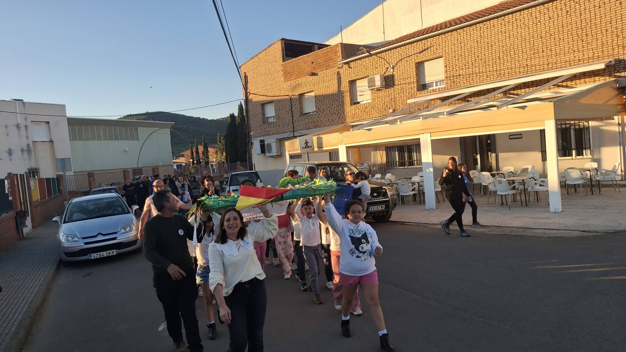 El arco de los niños impulsado por la Universidad Popular ya está puesto en el Parque Juan García de la Hinojosa