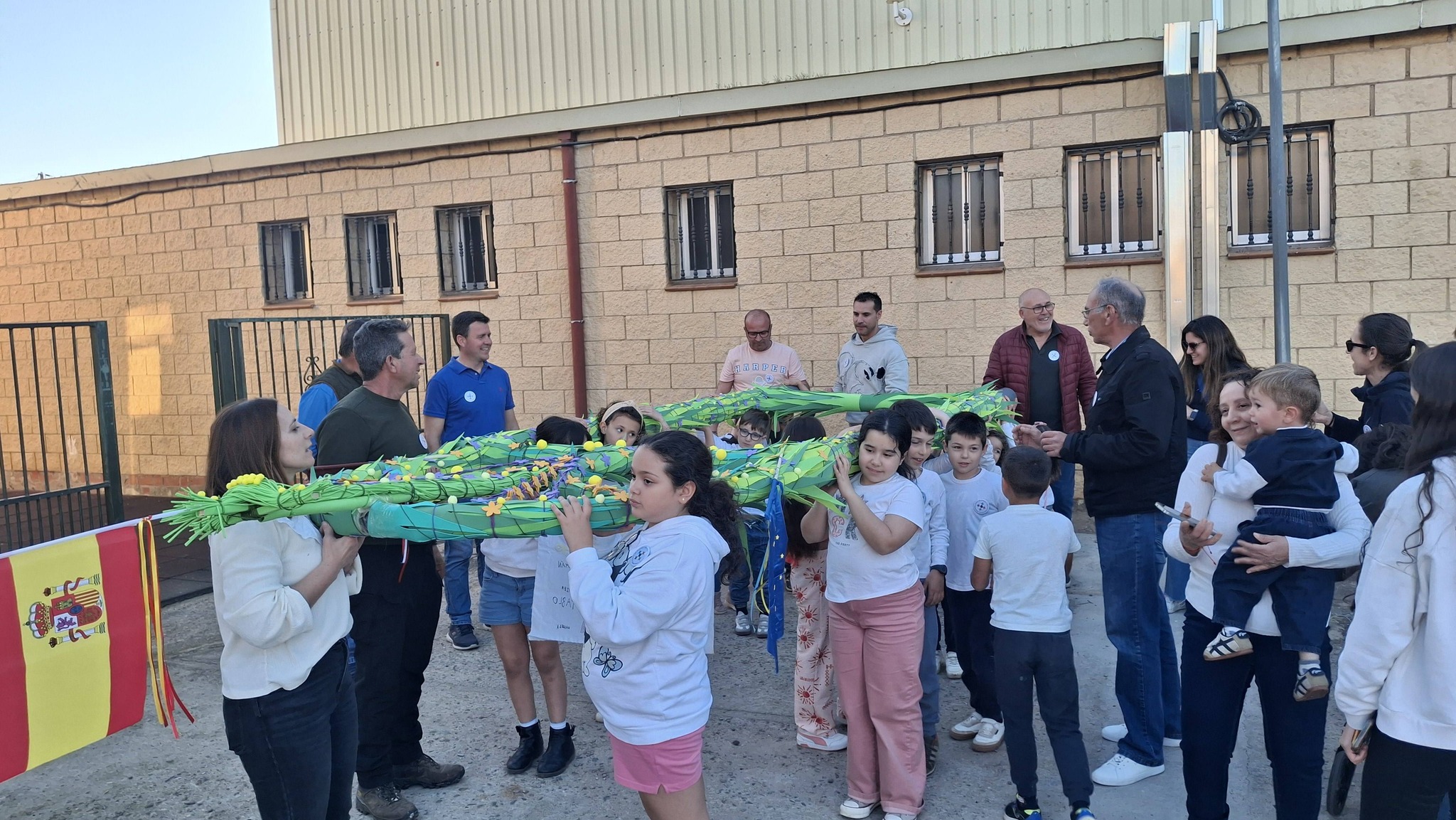 El arco de los niños impulsado por la Universidad Popular ya está puesto en el Parque Juan García de la Hinojosa