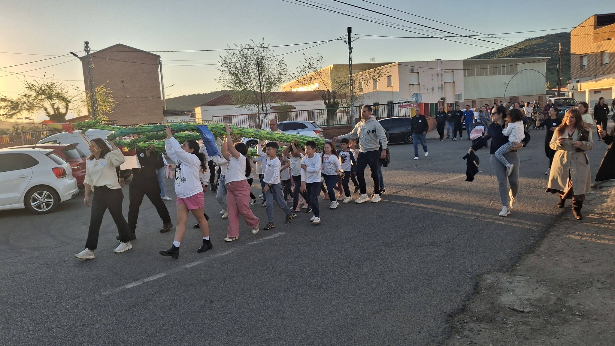 El arco de los niños impulsado por la Universidad Popular ya está puesto en el Parque Juan García de la Hinojosa