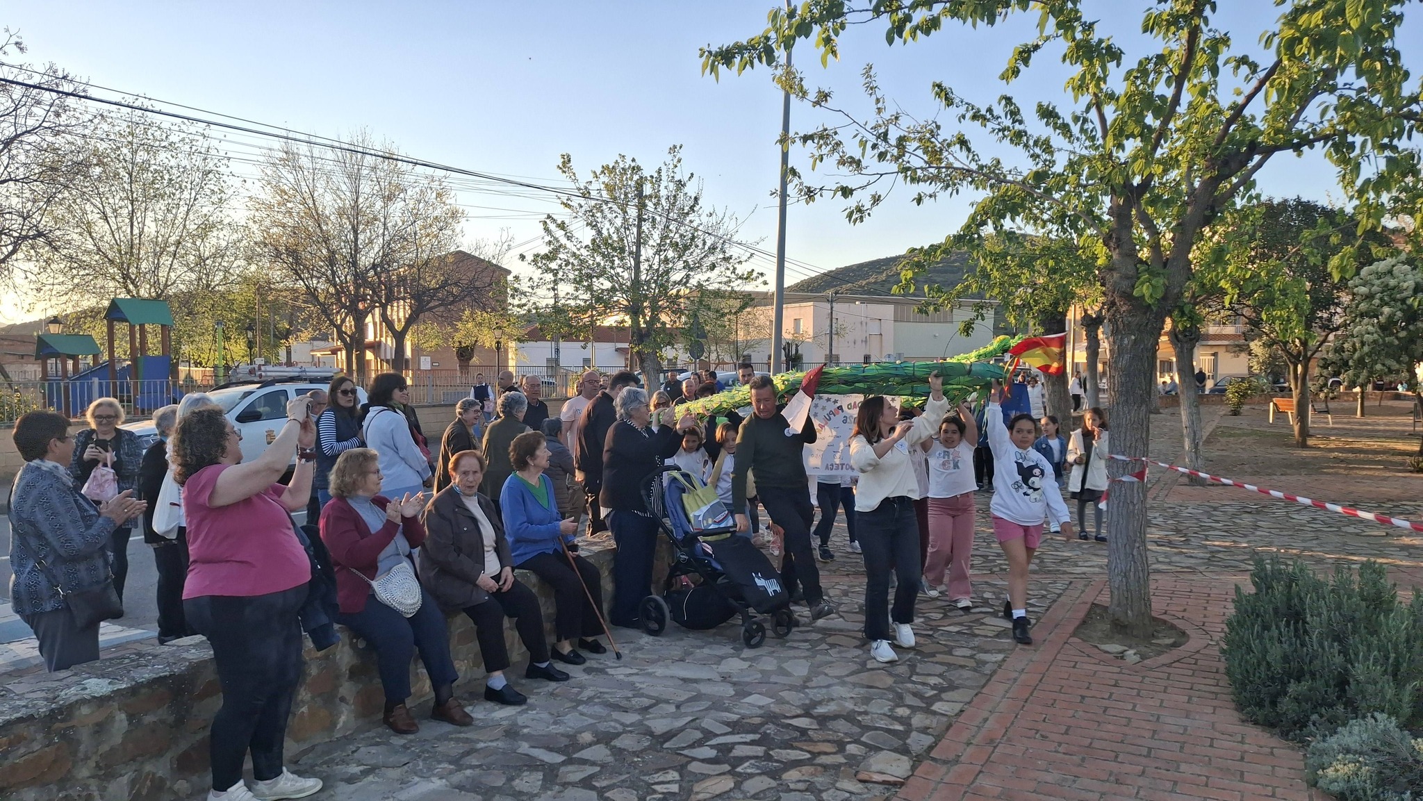 El arco de los niños impulsado por la Universidad Popular ya está puesto en el Parque Juan García de la Hinojosa