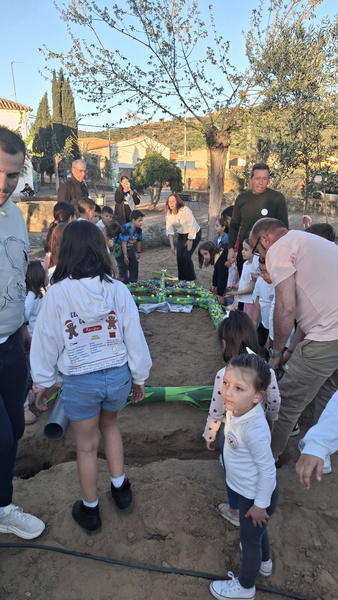 El arco de los niños impulsado por la Universidad Popular ya está puesto en el Parque Juan García de la Hinojosa