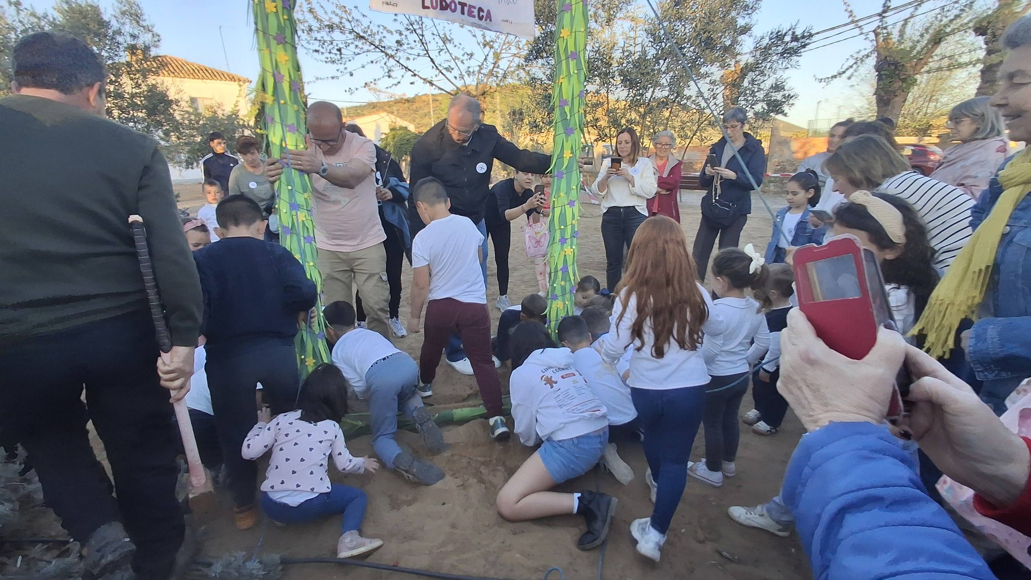El arco de los niños impulsado por la Universidad Popular ya está puesto en el Parque Juan García de la Hinojosa