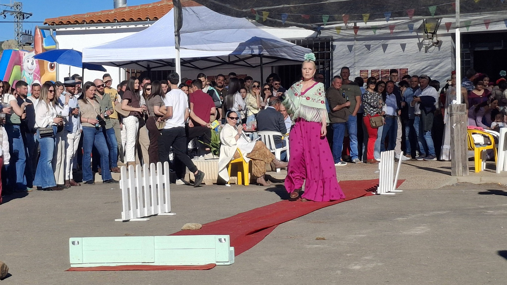 Buenos días, os dejamos algunas imágenes del encuentro rociero ayer incluidos el concurso de tartas y el desfile de trajes de flamenca