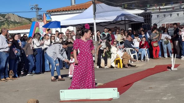 Buenos días, os dejamos algunas imágenes del encuentro rociero ayer incluidos el concurso de tartas y el desfile de trajes de flamenca