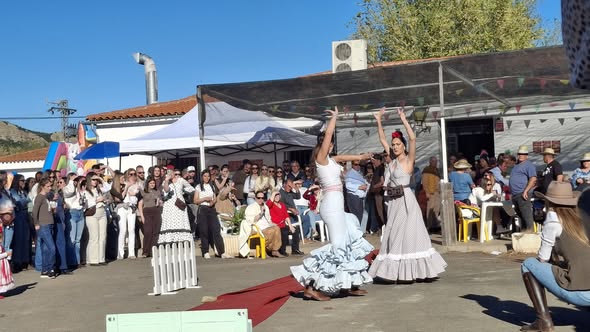 Buenos días, os dejamos algunas imágenes del encuentro rociero ayer incluidos el concurso de tartas y el desfile de trajes de flamenca