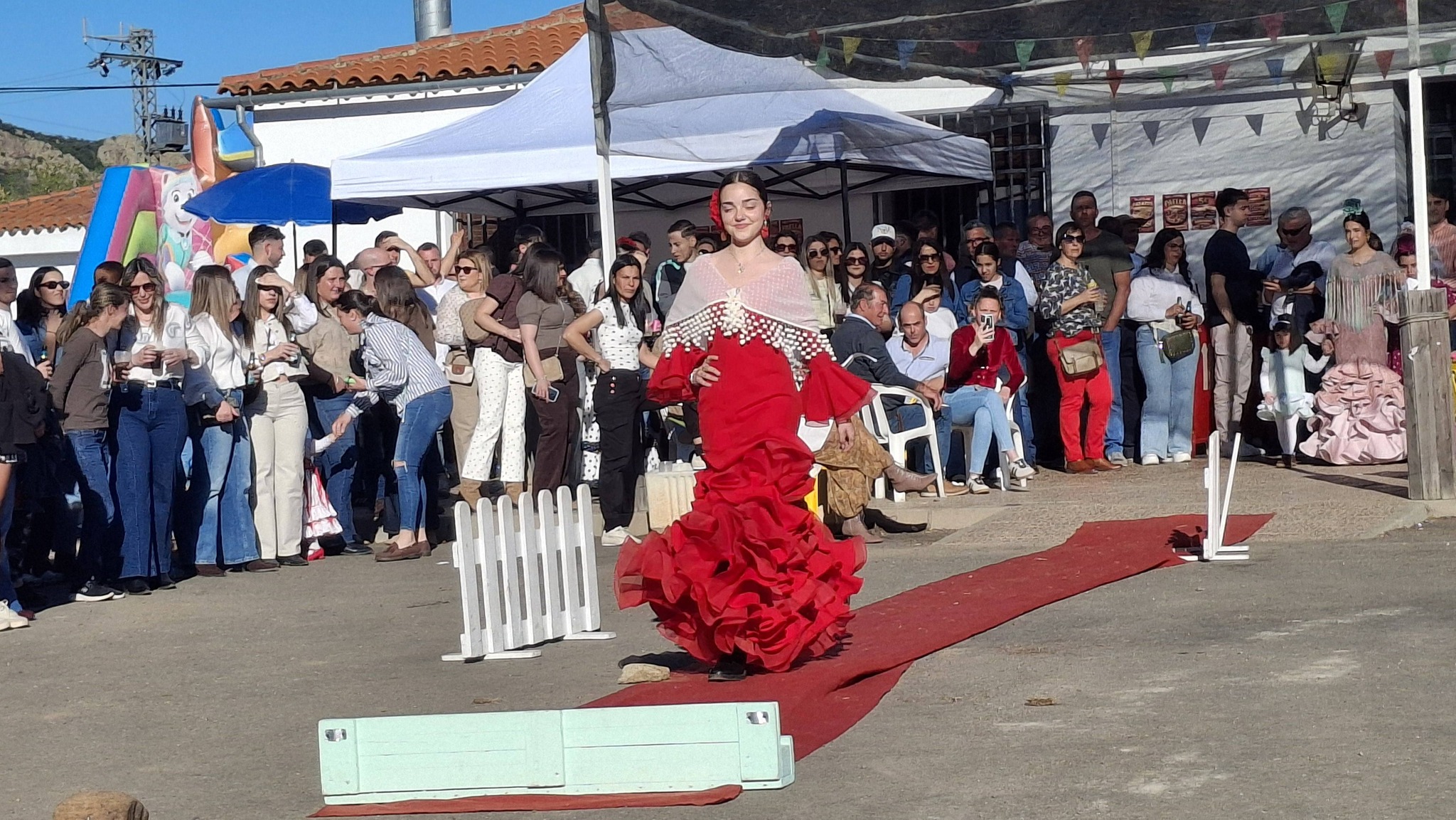 Buenos días, os dejamos algunas imágenes del encuentro rociero ayer incluidos el concurso de tartas y el desfile de trajes de flamenca