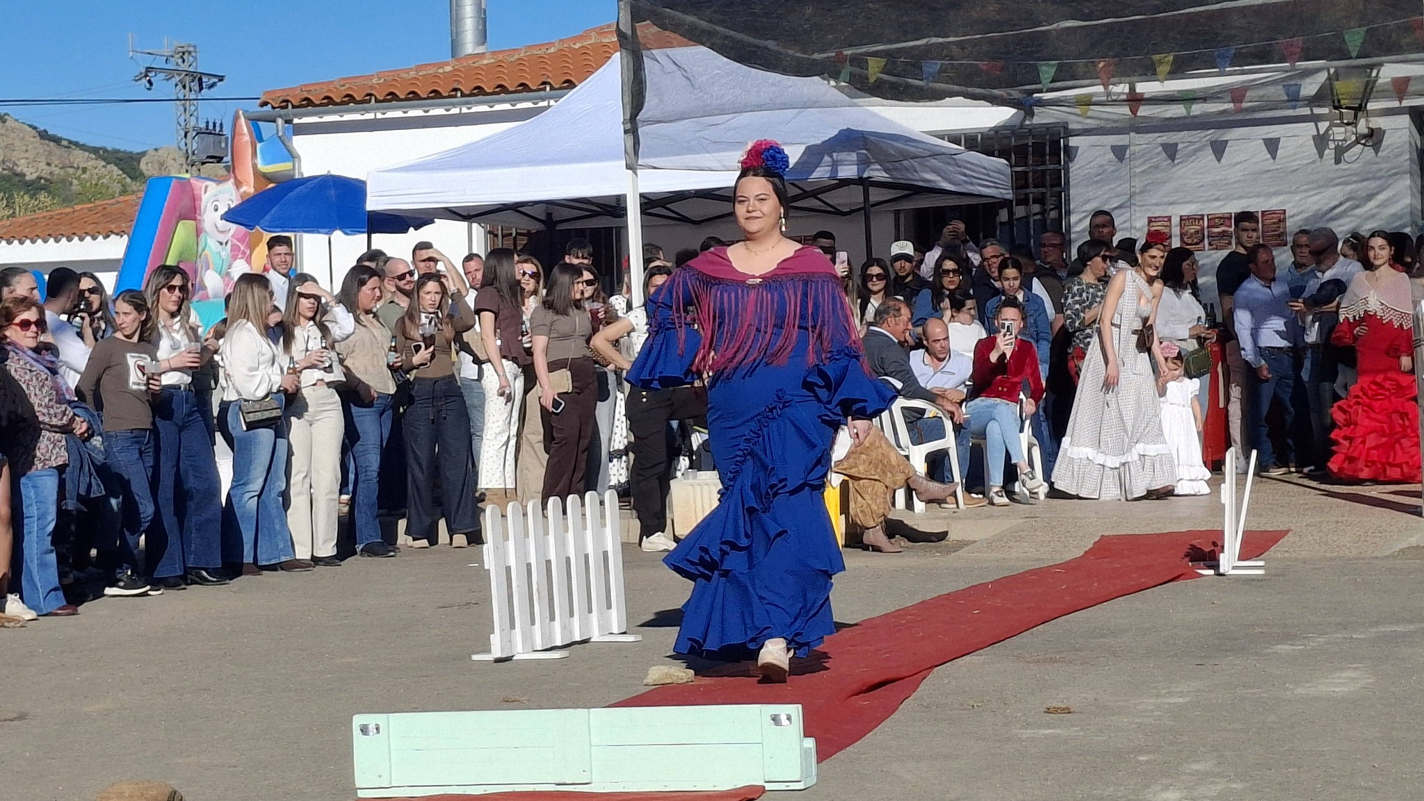 Buenos días, os dejamos algunas imágenes del encuentro rociero ayer incluidos el concurso de tartas y el desfile de trajes de flamenca