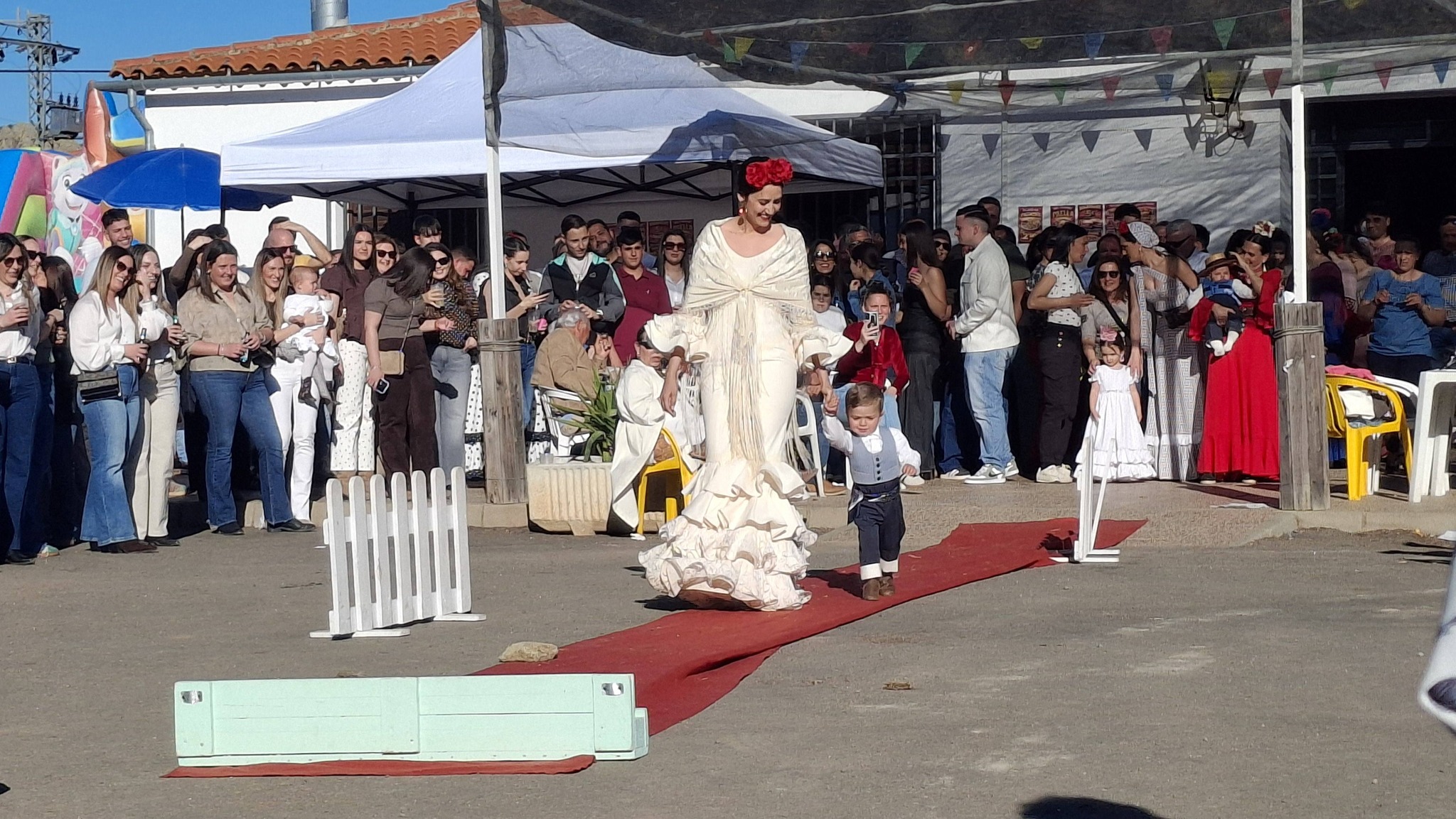 Buenos días, os dejamos algunas imágenes del encuentro rociero ayer incluidos el concurso de tartas y el desfile de trajes de flamenca