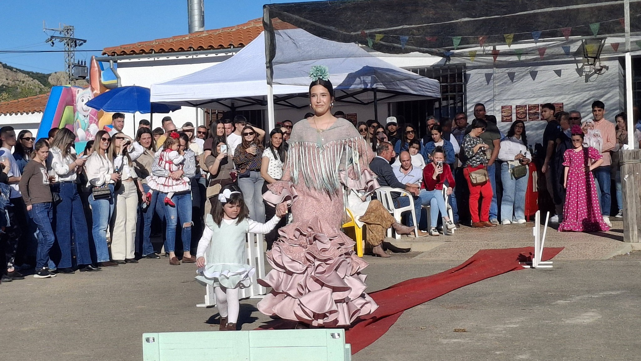 Buenos días, os dejamos algunas imágenes del encuentro rociero ayer incluidos el concurso de tartas y el desfile de trajes de flamenca
