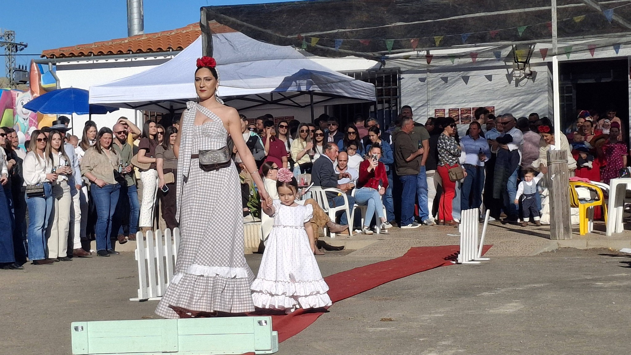 Buenos días, os dejamos algunas imágenes del encuentro rociero ayer incluidos el concurso de tartas y el desfile de trajes de flamenca