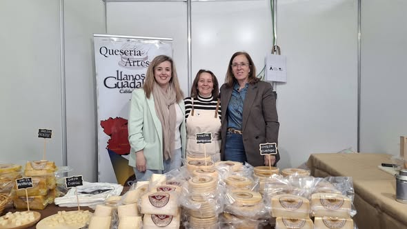 Hoy hemos estado visitando "Sabores de Geoparque" en Almadén donde estaba Guadalmez representado con Rosi de la Quesería los Llanos de Guadalmez