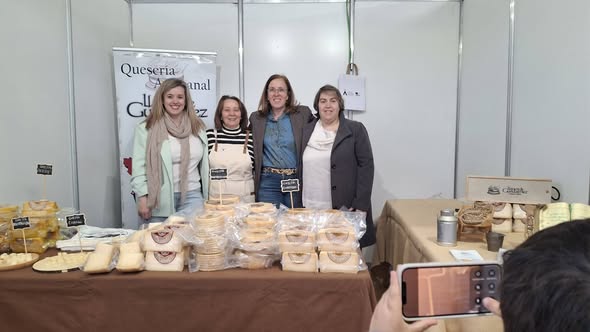 Hoy hemos estado visitando "Sabores de Geoparque" en Almadén donde estaba Guadalmez representado con Rosi de la Quesería los Llanos de Guadalmez