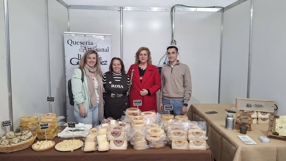 Hoy hemos estado visitando "Sabores de Geoparque" en Almadén donde estaba Guadalmez representado con Rosi de la Quesería los Llanos de Guadalmez